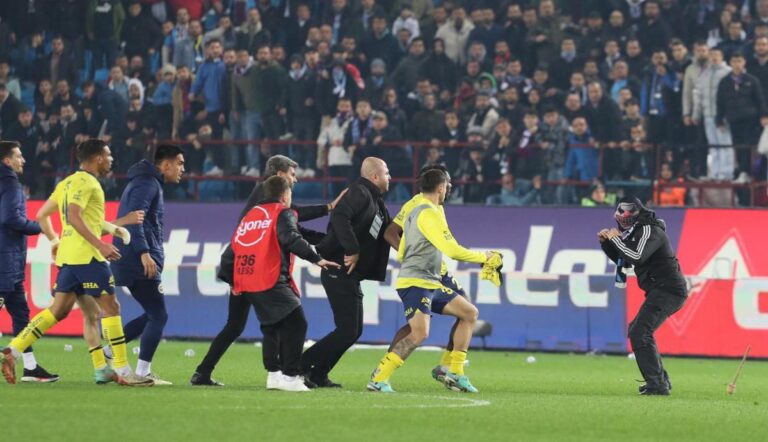 Al menos 12 hinchas del Trabzonspor turco detenidos por pelea campal con jugadores del Fenerbahçe