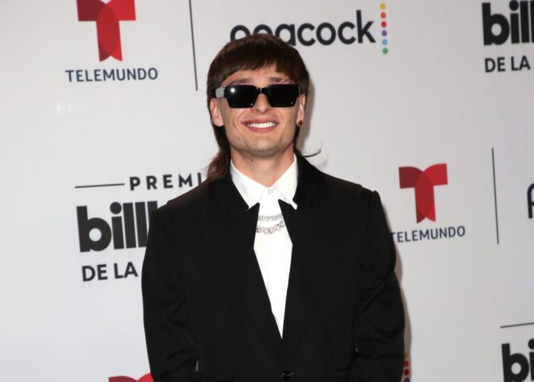 Jimmy Fallon revela que Peso Pluma participará en la celebración de los 10 años de “The Tonight Show”