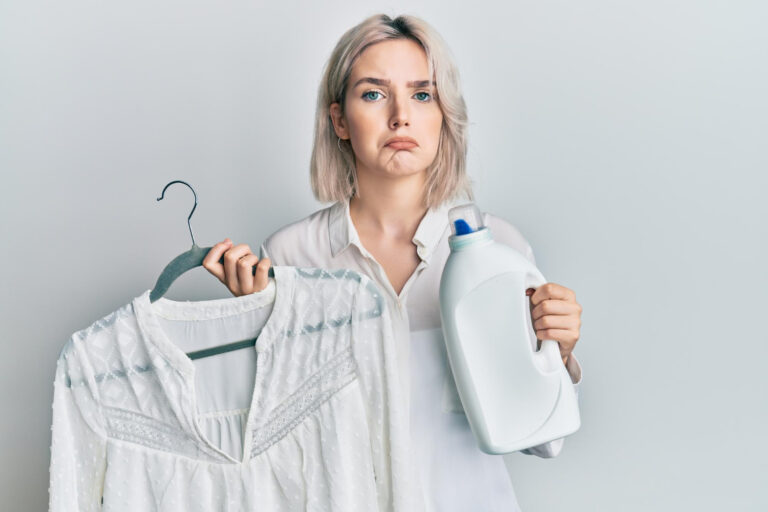 ¿Cómo quitar manchas de lejía o cloro en la ropa? 9 trucos efectivos para eliminarla