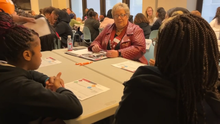 Mujeres voluntarias dan mentoría financiera a estudiantes