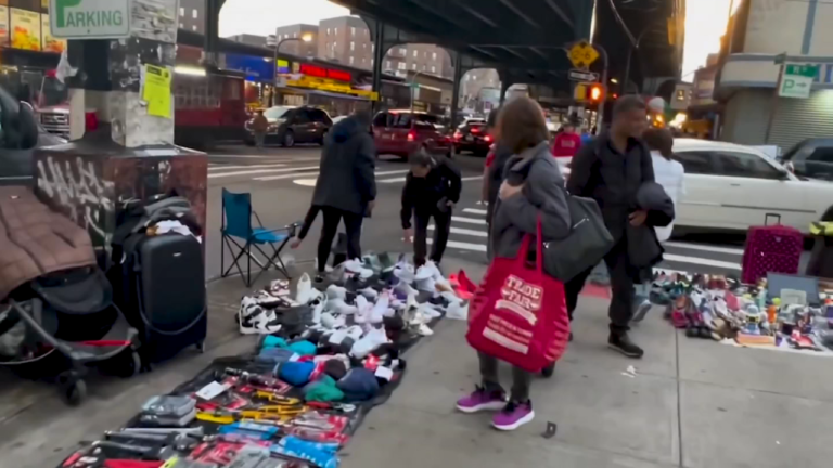 Denuncian aumento de vendedores ambulantes en Queens