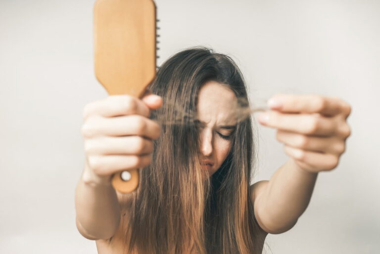 Este simple gesto ayuda a frenar la caída del cabello