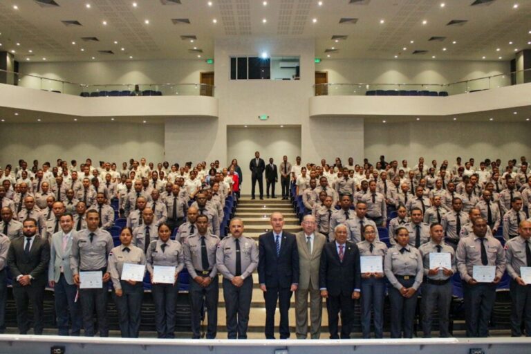 Policiales: 500 agentes del orden se gradúan del curso “Derechos humanos y relaciones humanas en la función policial”. – Policía Nacional Dominicana