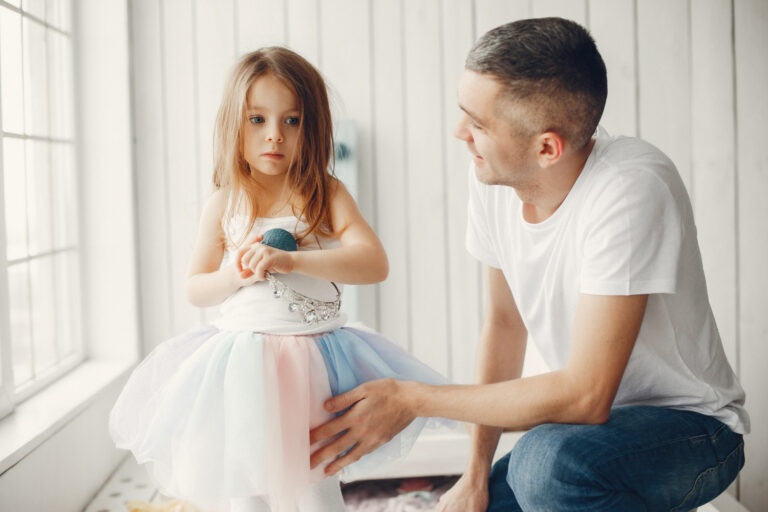 Un padre encuentra el ritual perfecto para vestir a su hija 5 minutos antes del colegio