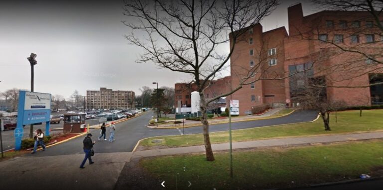 Joven muere durante carrera ilegal de motos en Nueva York: se estrelló contra poste de luz