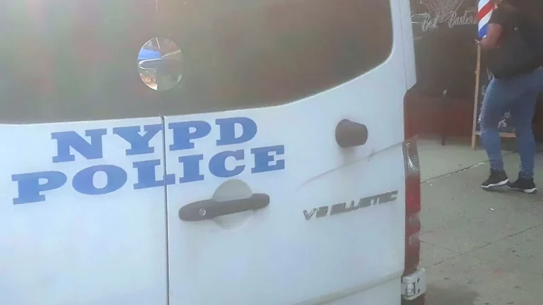 Apuñaló a su esposa en cumpleaños de bebé y terminó muerto baleado por la policía: tragedia en Queens, Nueva York