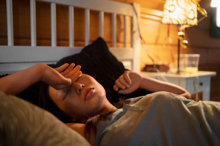 Descubre por qué no deberías dormir con la luz encendida