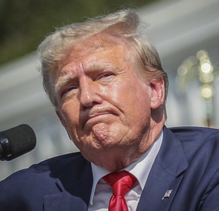 Exasesor de Trump Peter Navarro ingresa en una cárcel federal en Miami