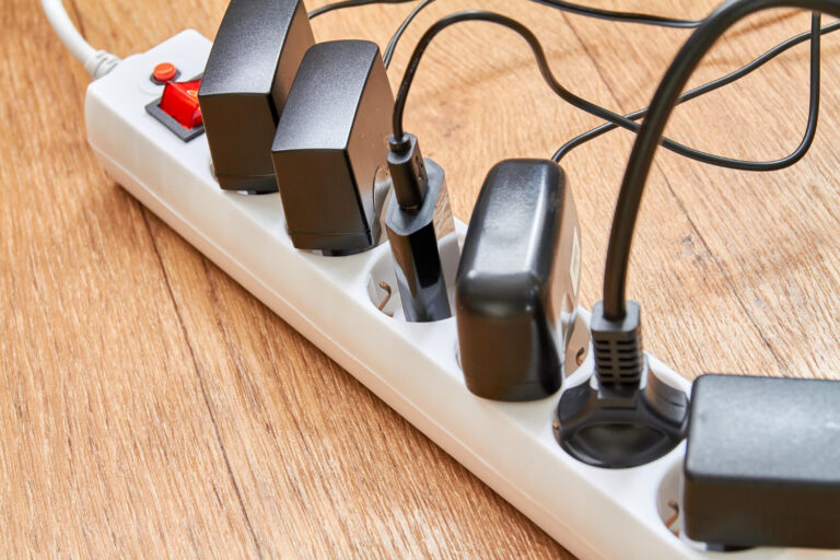 11 aparatos eléctricos que NUNCA se deben enchufar en una regleta