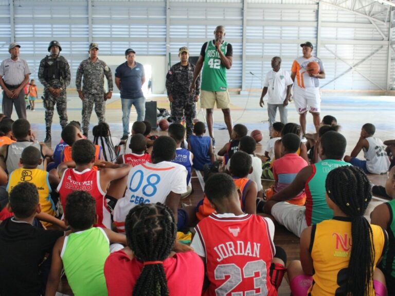 Policiales: Tito Horford realiza clínica deportiva a niños del Nuevo Domingo Savio, a través de la PN y el programa “De Vuelta al Barrio”. – Policía Nacional Dominicana