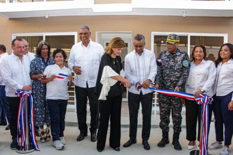 Policiales: Gobierno entrega 128 viviendas Familia Feliz a miembros de la Policía Nacional. – Policía Nacional Dominicana