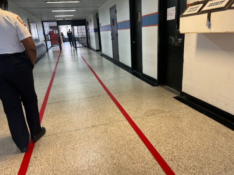 Exigen cambiar modelo de “cárcel preventiva” para aligerar cierre de Rikers Island en NYC