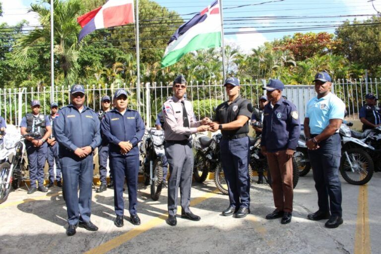 Policiales: Policía Escolar recibe flotilla de motocicletas con la que pondrá en marcha la “Unidad Acción Rápida”. – Policía Nacional Dominicana