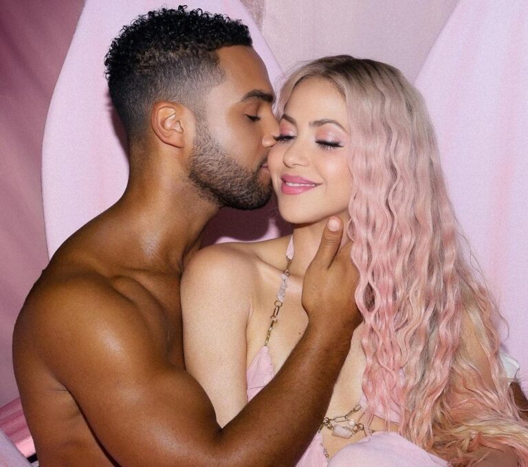Shakira enciende las redes junto al actor Lucien Laviscount