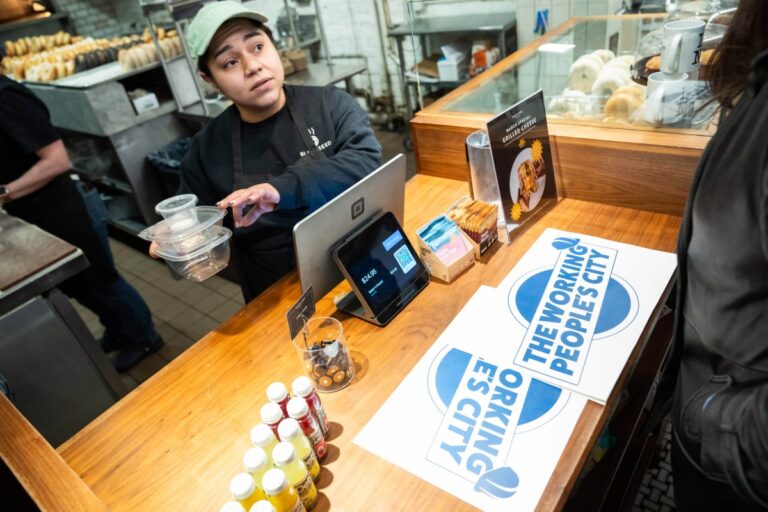 Revelan máximo histórico en empleos en NYC y anuncian $85 millones en préstamos a pequeños negocios