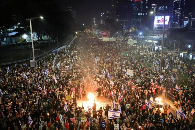 Miles de israelíes exigieron durante protesta el Tel Aviv un acuerdo de rehenes a Benjamín Netanyahu