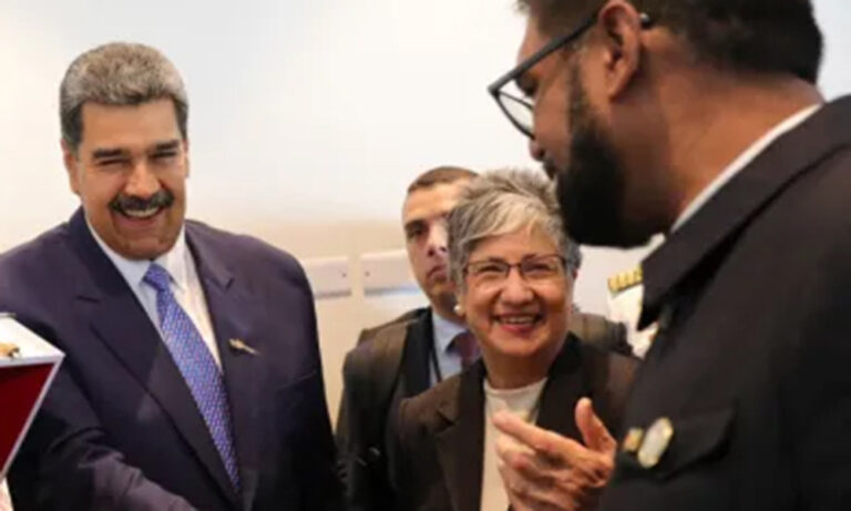 Maduro y Ali intercambian regalos y se desean “paz”