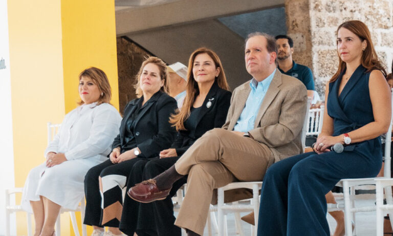 Inauguran exhibición fotográfica del libro Aquí y allá