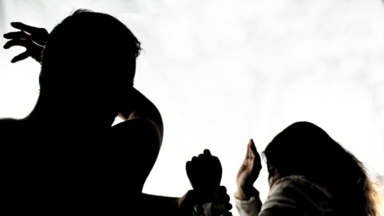 Hombre golpea a su expareja en las afueras de su lugar de trabajo