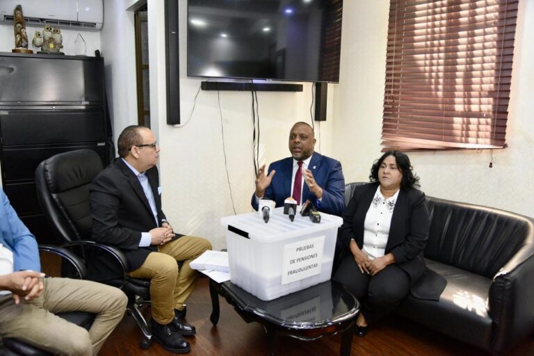 Se querellan contra director de pensiones