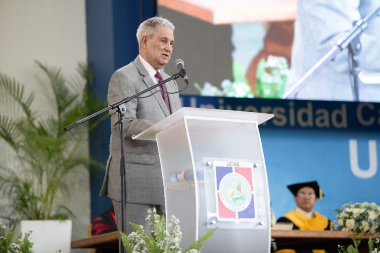 José Joaquín Puello insta a los nuevos profesionales de la UCNE a establecer metas y luchar