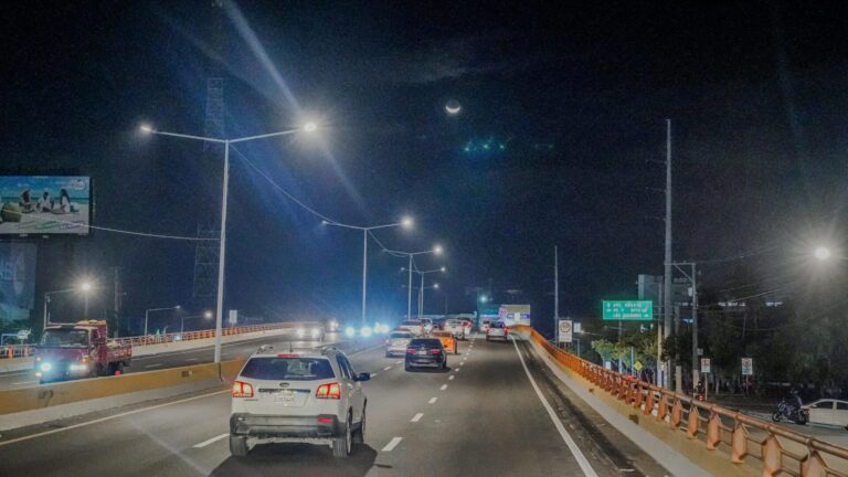 Edesur afirma iluminó 18 kilómetros de la Autopista Duarte con 423 modernas luces LED