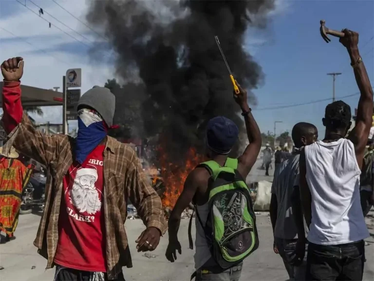 La Policía y las bandas libran intensos combates en el centro de la capital de Haití #FVDigital