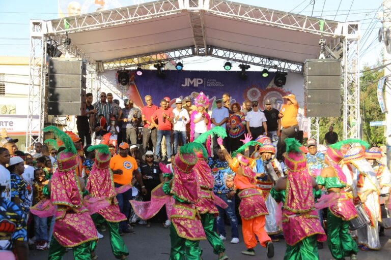 Pantoja se viste de folclore, alegría y cultura durante el desfile