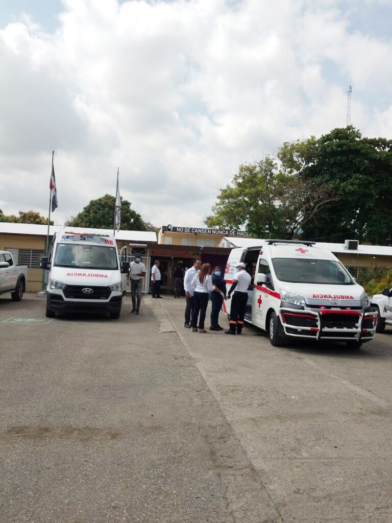 911 coordina asistencia para trasladar estudiantes afectados por golpe de calor en centro de La Vega