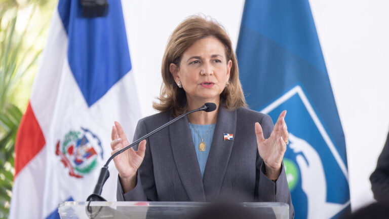 Vicepresidenta Raquel Peña asiste a acto juramentación de FENATRADO