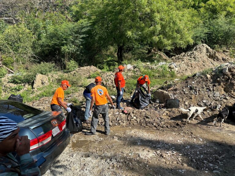 FOTOS | Defensa Civil de Santiago realiza operativo de limpieza en los balnearios de esta provincia