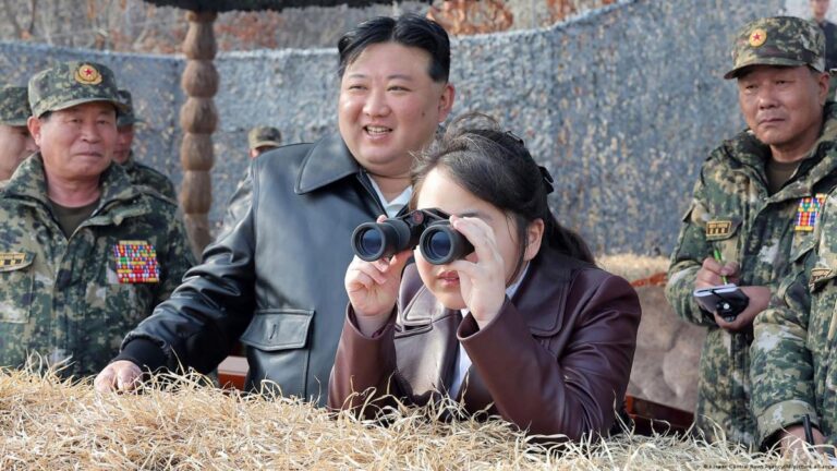 Kim Jong-un y su hija supervisan ejercicios militares como preparativos para una guerra #FVDigital