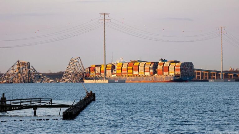 Comienzan a retirar en Baltimore los escombros del puente derrumbado #FVDigital