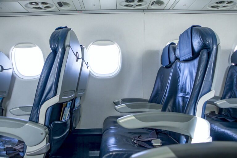 Este es el sitio más sucio de un avión (y no es el baño)