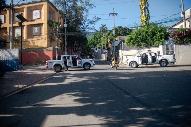 Bahamas retira personal de su embajada en Haití