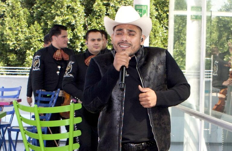 Espinoza Paz ofrece recompensa económica para quien le devuelva su celular perdido