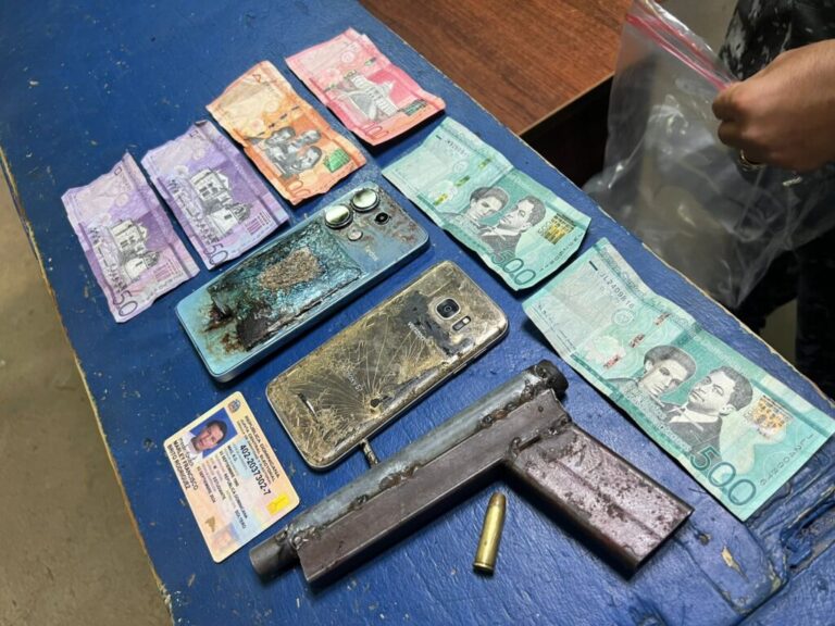 Policiales: Rápida acción policial logra capturar dos antisociales que asaltaron banca de lotería en Santiago. – Policía Nacional Dominicana