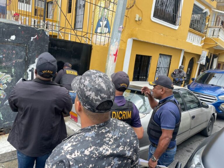 Policiales: PN y MP ocupan drogas, elementos para su distribución y armas de fuego, durante allanamientos en Villa Duarte y Los Mameyes, SDE. – Policía Nacional Dominicana