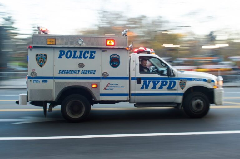 Pelea al volante en autopista de El Bronx deja a un hombre aplastado entre dos vehículos