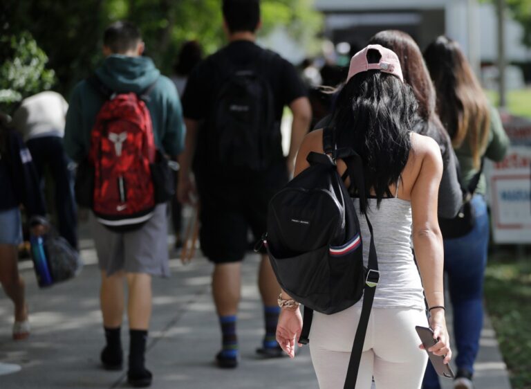Supuesta amenaza de tiroteo desata pánico entre estudiantes de preparatoria de Woodland Hills #FVDigital