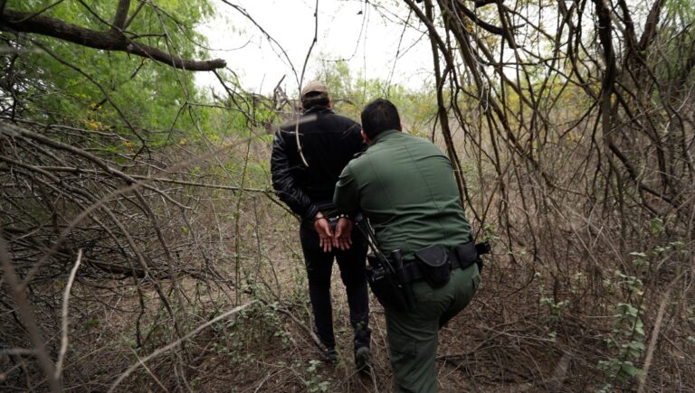 Gobierno de Biden urge a la Corte Suprema que impida que Texas arreste a inmigrantes bajo la ley SB4