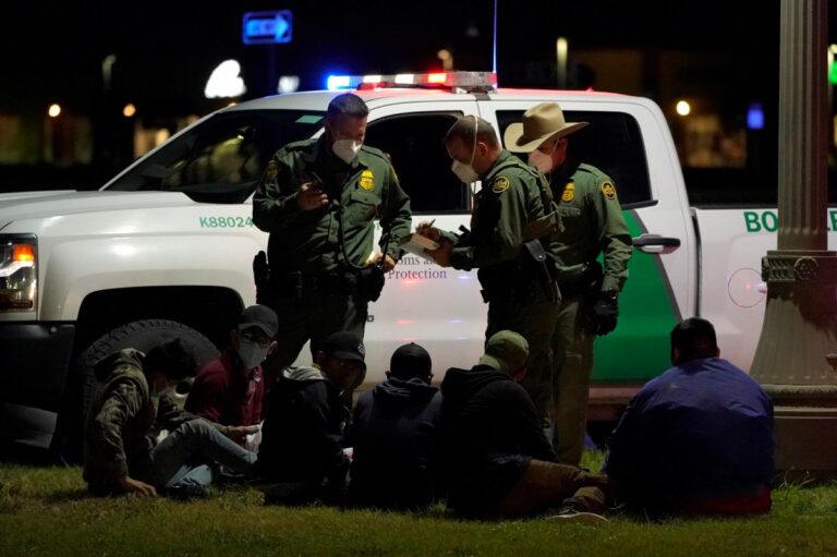 Miles de niños inmigrantes desaparecen de casas de patrocinadores, ¿qué ha pasado con ellos? (podcast)