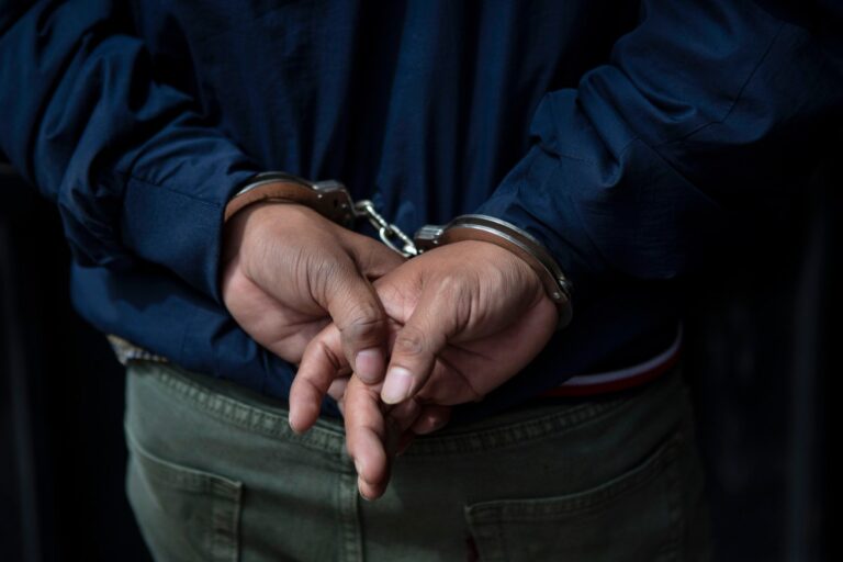 Oficial retirado del ejército es acusado de compartir información clasificada sobre Ucrania en un sitio de citas