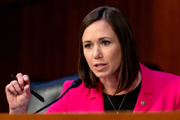 La senadora Katie Britt dará la respuesta del Partido Republicano al discurso de Biden sobre el Estado de la Unión