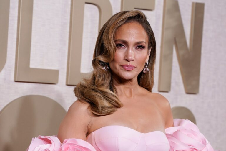 Jennifer López desfila por las calles de Los Ángeles con un bolso de $40,000 dólares