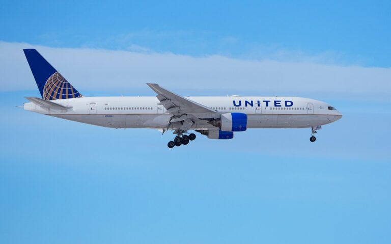 Varios heridos por turbulencia en vuelo de United hacia NJ; falta de gasolina obligó aterrizaje de emergencia