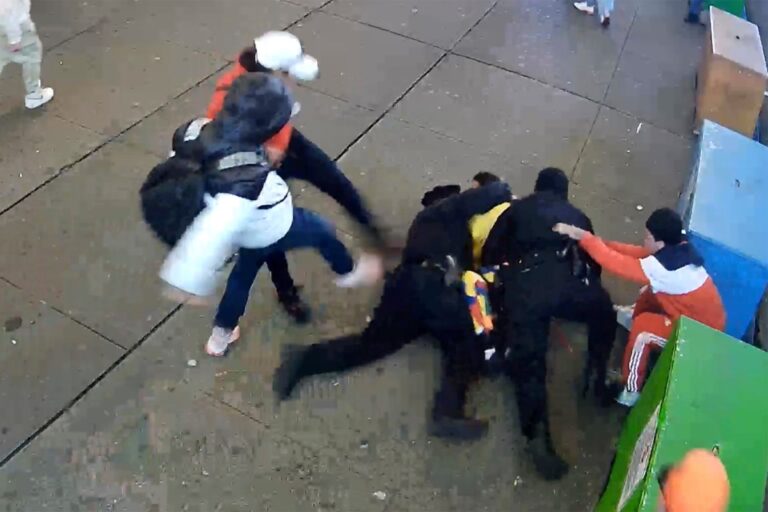 Retiran cargos por ataque a policías de Nueva York a migrante que hizo gestos obscenos a la prensa