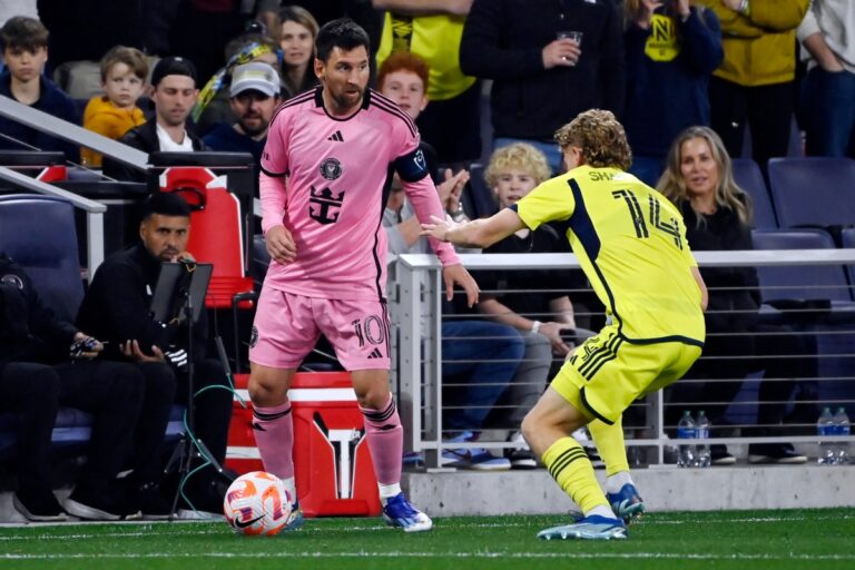 La grave falta que le hicieron a Lionel Messi que no provocó ni una tarjeta amarilla (Video)