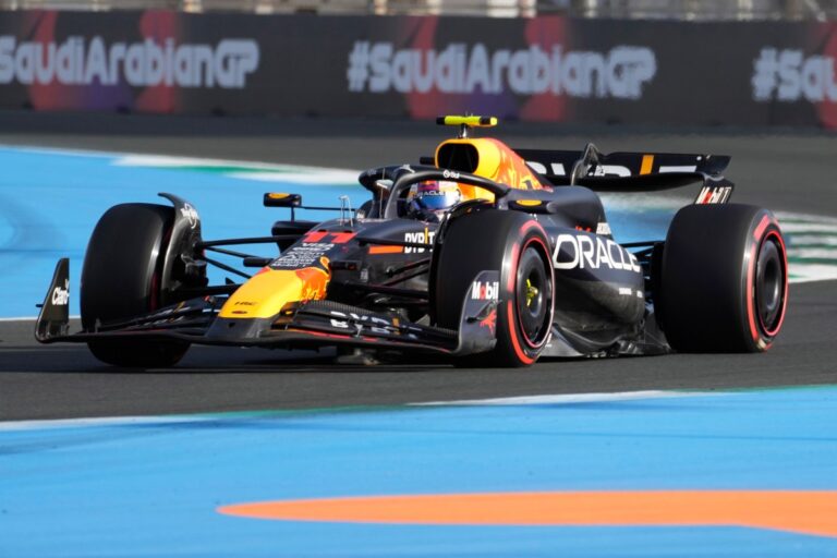 Max Verstappen se quedó con la pole y “Checo” Pérez saldrá tercero en el GP de Arabia Saudita