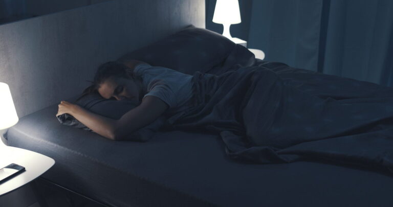 Posición boca abajo es la menos aconsejada para dormir según especialistas